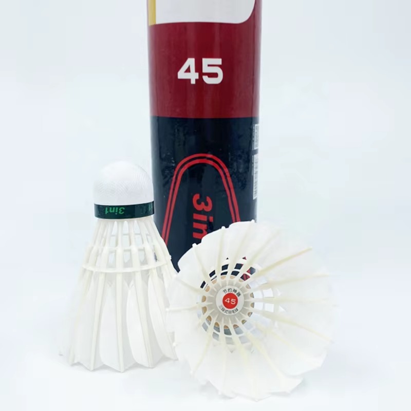 안정적인 비행을 제공하는 전문가용 거위털 배드민턴 셔틀 - Badminton Vietnam 리뷰 및 가격